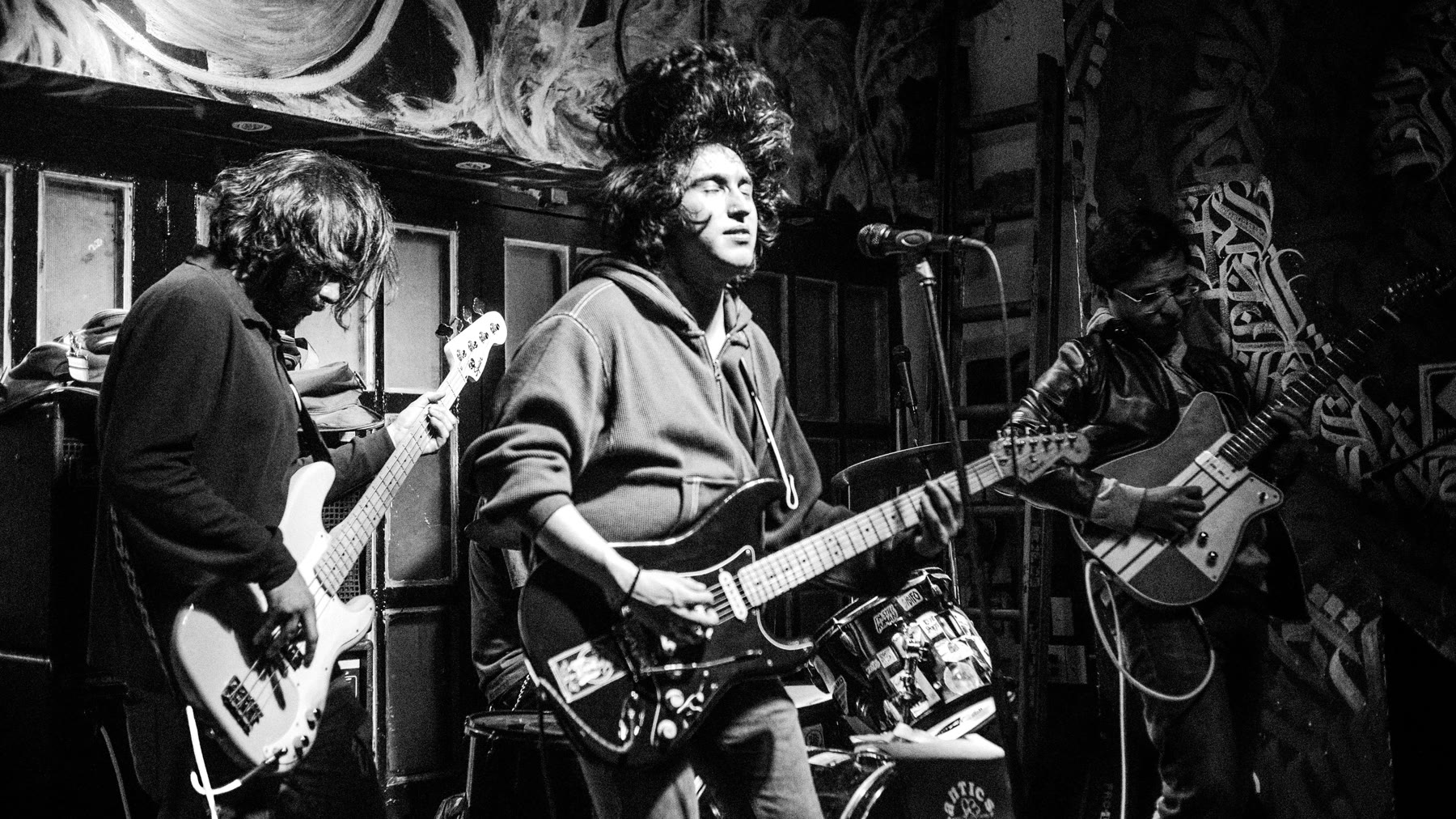 Banda tocando en vivo en un foro pequeño