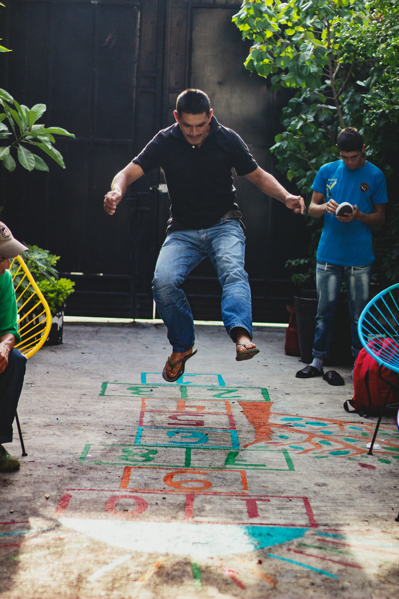 Joven saltando en un patio