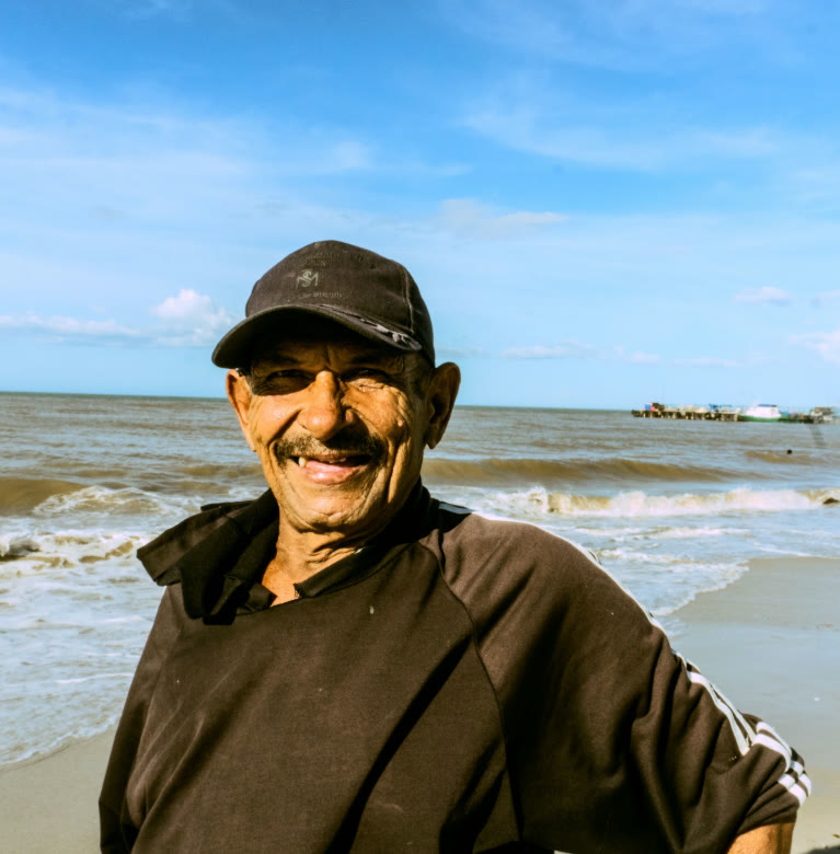 Hombre sonriendo en una playa
