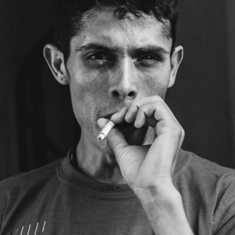 Retrato en blanco y negro de un joven fumando