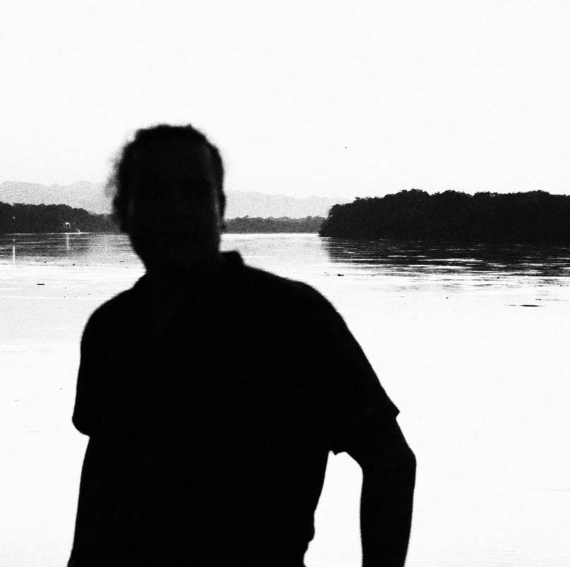 Silueta de una persona frente a un río