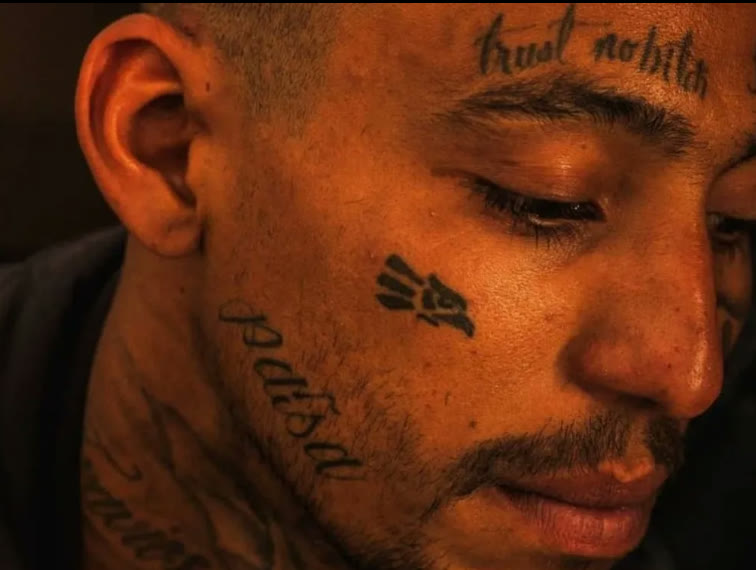 Retrato de un hombre con tatuajes en el rostro